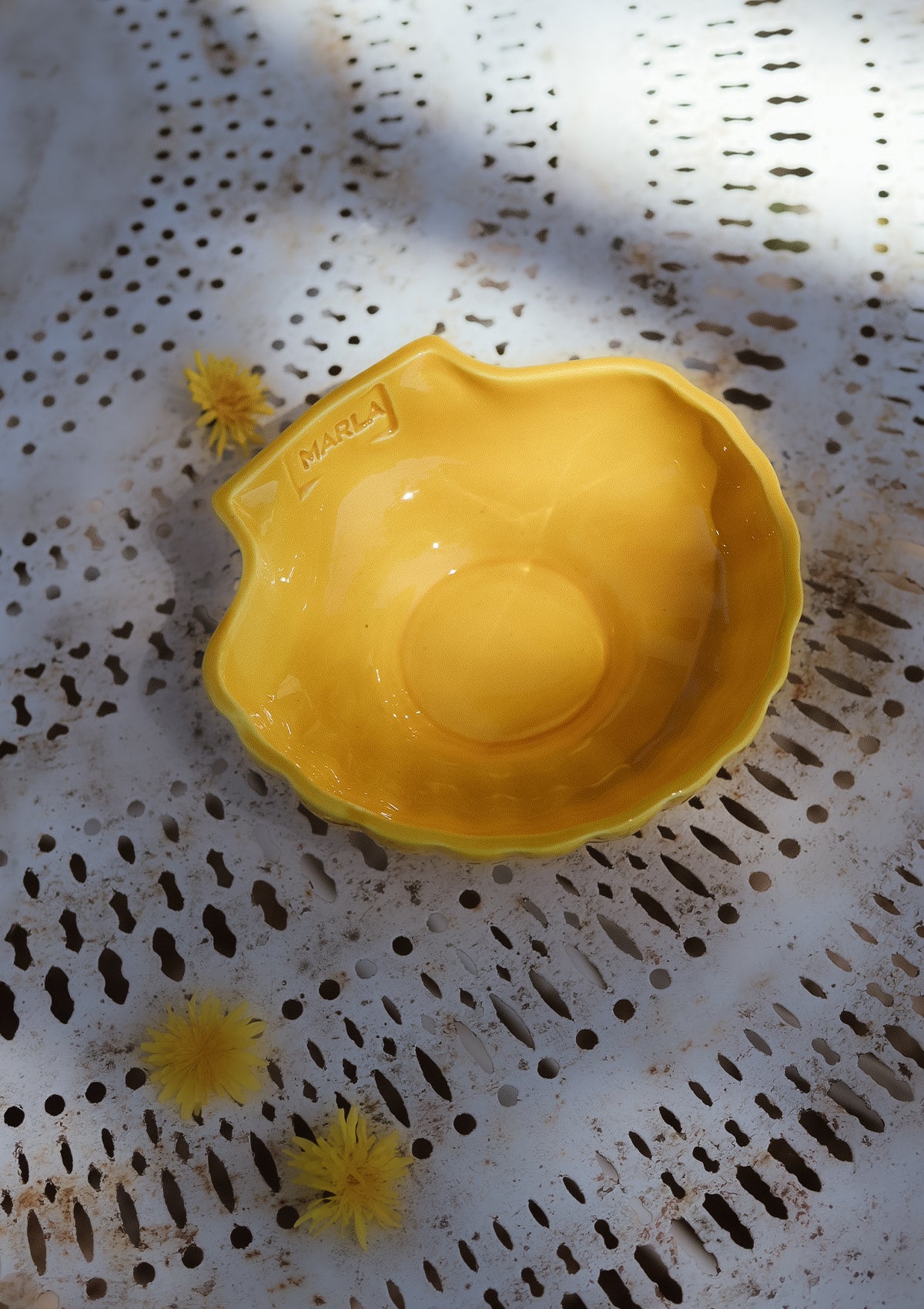 coquillage en céramique jaune citron plat apéro