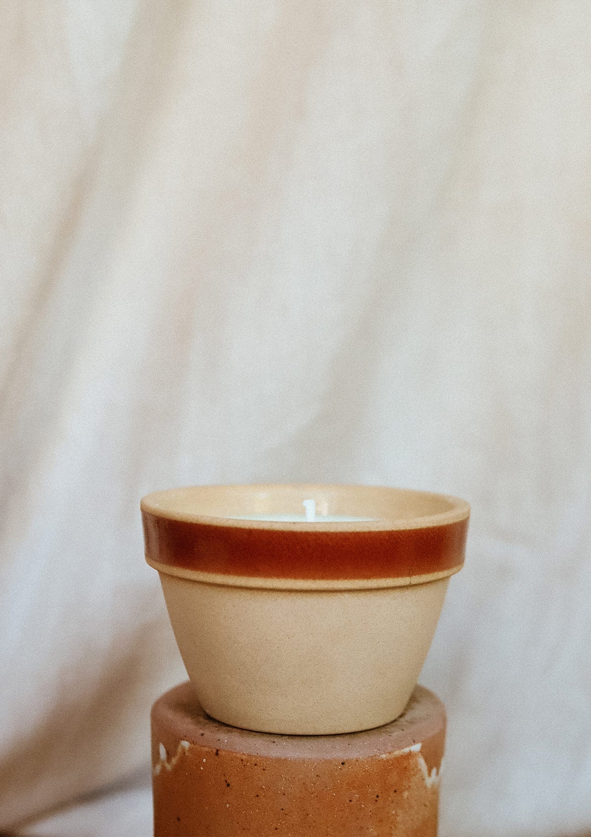 Bougie céramique pot rustique liseret marron